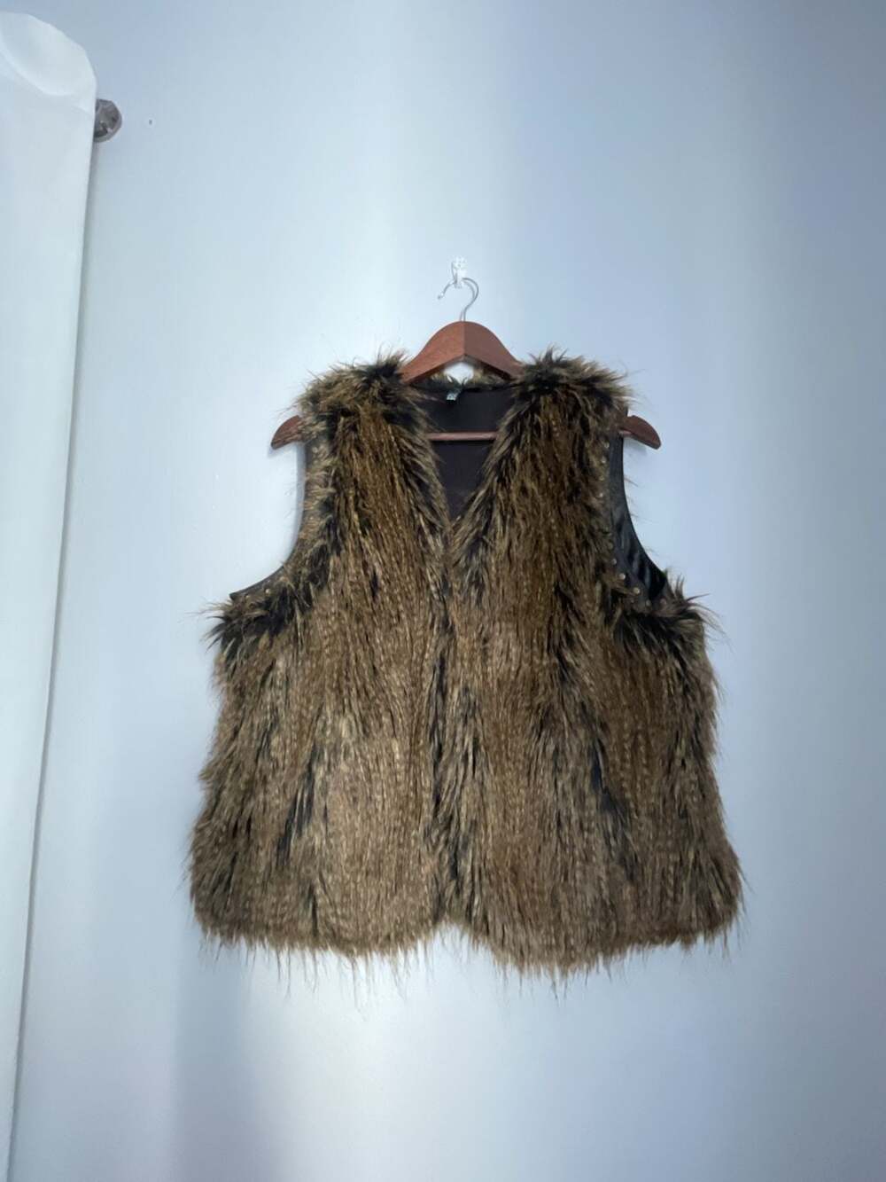RU Brown Shaggy Faux Fur Vest With Studded Armholes Size L
Halloween
Wolf